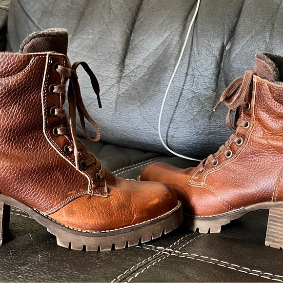 Classic Brown Lace-Up Boots for Women - Picture 3 of 4